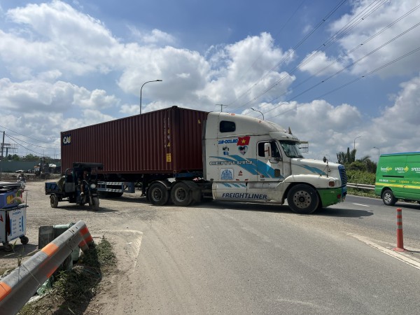 Loạt bãi xe tự phát dọc đường Võ Chí Công: Kiểm tra xong… vẫn hoạt động