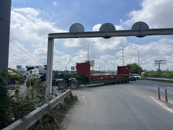 Loạt bãi xe tự phát dọc đường Võ Chí Công: Kiểm tra xong… vẫn hoạt động