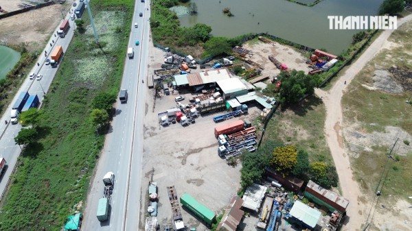 Loạt bãi xe tự phát dọc đường Võ Chí Công: Kiểm tra xong… vẫn hoạt động