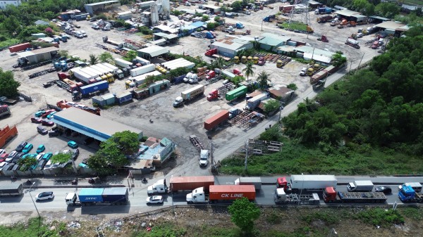 Loạt bãi xe tự phát dọc đường Võ Chí Công: Kiểm tra xong… vẫn hoạt động