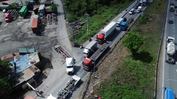 Loạt bãi xe tự phát dọc đường Võ Chí Công: Kiểm tra xong… vẫn hoạt động