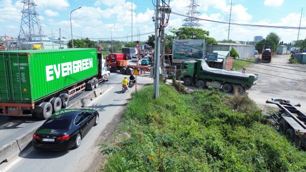Loạt bãi xe tự phát dọc đường Võ Chí Công: Kiểm tra xong… vẫn hoạt động