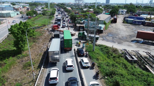 Loạt bãi xe tự phát dọc đường Võ Chí Công: Kiểm tra xong… vẫn hoạt động