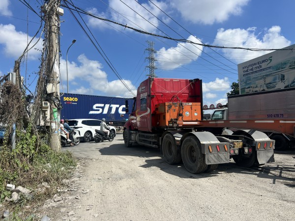 Loạt bãi xe tự phát dọc đường Võ Chí Công: Kiểm tra xong… vẫn hoạt động