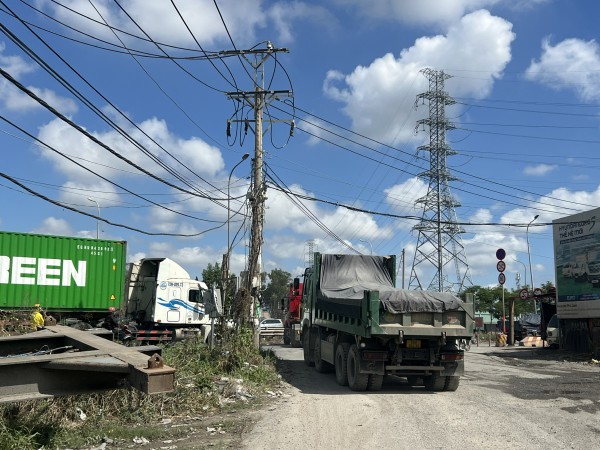 Loạt bãi xe tự phát dọc đường Võ Chí Công: Kiểm tra xong… vẫn hoạt động