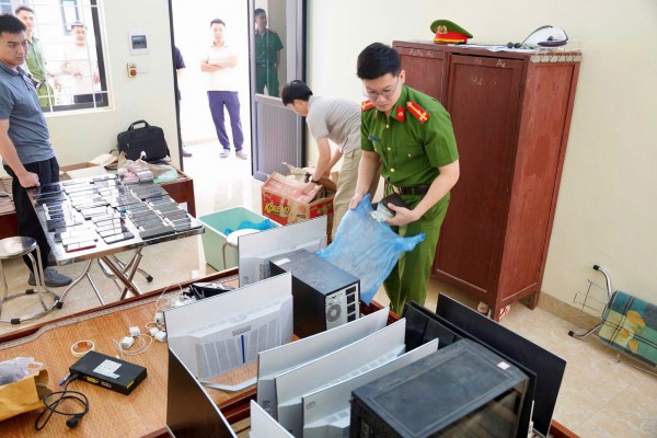 Lừa đảo 5.000 người xuyên quốc gia qua 'bẫy tiêm chủng' Lừa đảo 5.000 người xuyên quốc gia qua 'bẫy tiêm chủng'