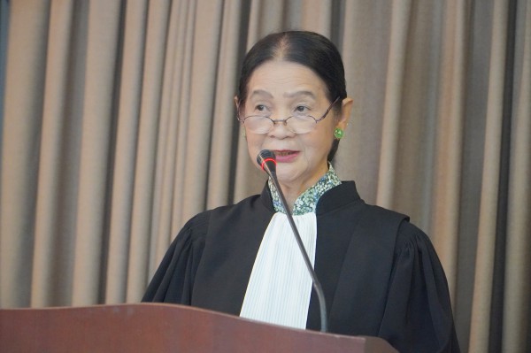 Luật sư hào hứng với cái ‘lưỡi thẳng’ của mình trên áo choàng mới