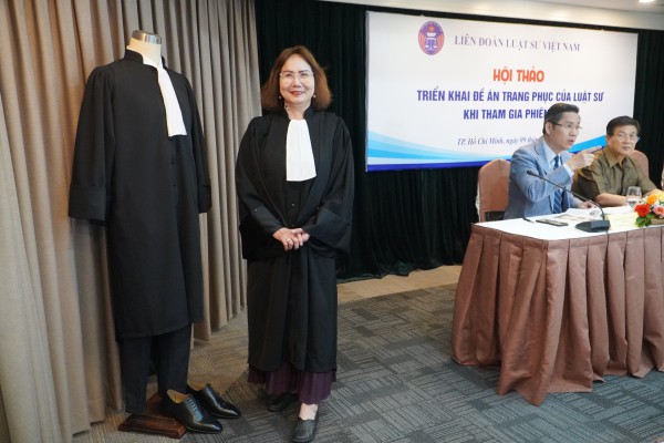 Luật sư hào hứng với cái ‘lưỡi thẳng’ của mình trên áo choàng mới