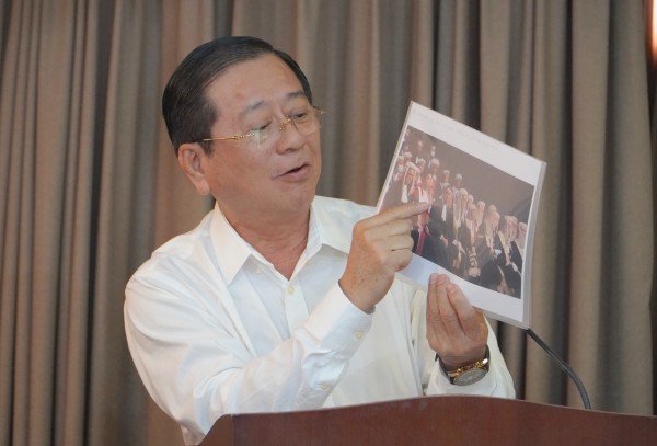 Luật sư hào hứng với cái ‘lưỡi thẳng’ của mình trên áo choàng mới