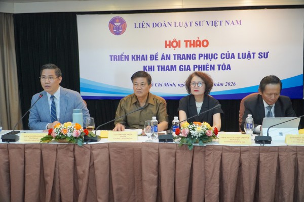 Luật sư hào hứng với cái ‘lưỡi thẳng’ của mình trên áo choàng mới