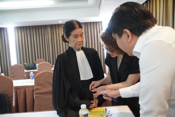 Luật sư hào hứng với cái ‘lưỡi thẳng’ của mình trên áo choàng mới