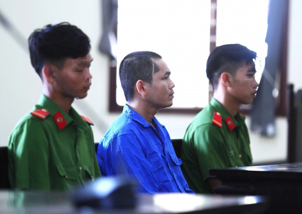 Mang dao truy sát chồng cũ của người tình vì bị 'mỉa mai'