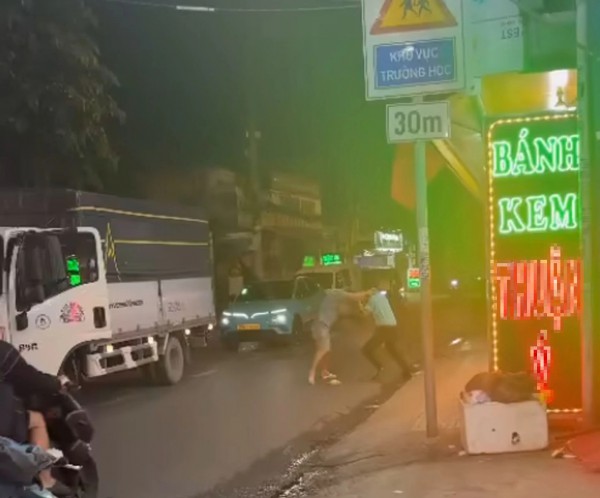 Mâu thuẫn khi tham gia giao thông, tài xế xe công nghệ bị đánh bằng 'mỏ lết'
