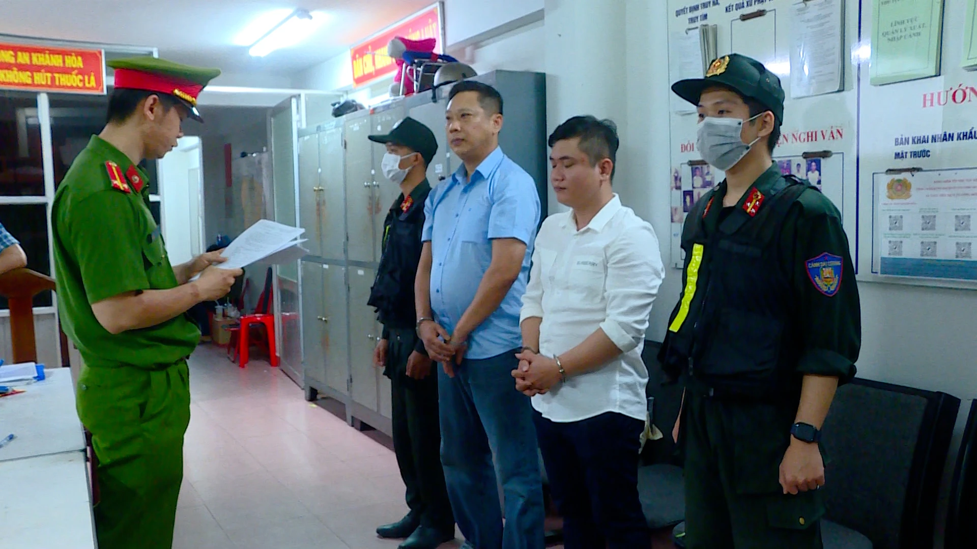 Một cán bộ công an nhận tiền bảo kê sòng bạc ở Nha Trang