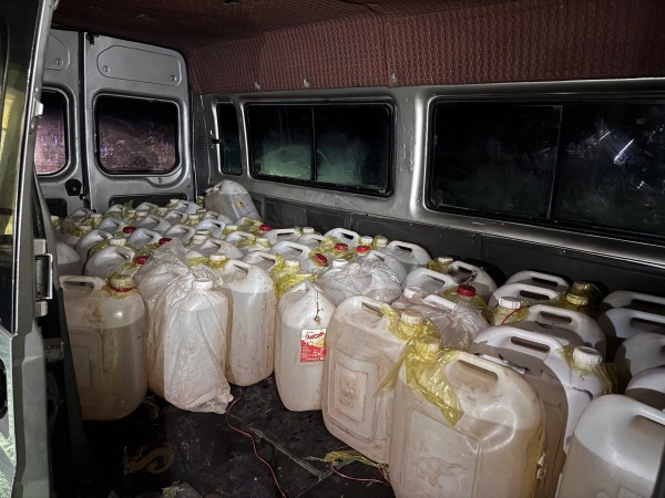 Mua 50 can xăng chở đến biên giới để vận chuyển qua Lào bằng xe máy