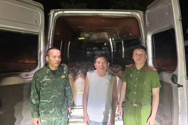 Mua 50 can xăng chở đến biên giới để vận chuyển qua Lào bằng xe máy