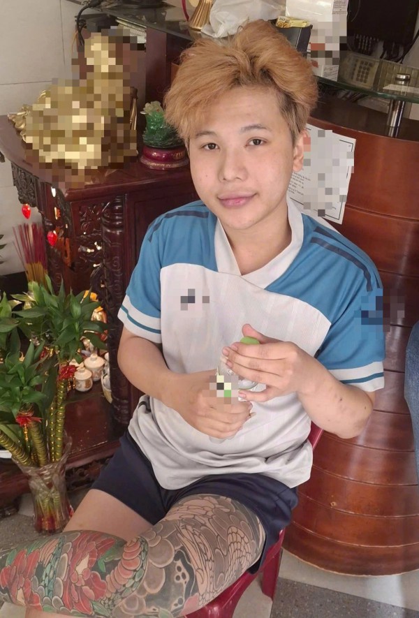 Mua 'đạo cụ' giả gái, dụ chat sex để tống tiền hàng tỉ đồng