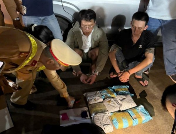Mua hơn 10 kg ma túy mang đi bán, 3 người bị khởi tố Mua hơn 10 kg ma túy mang đi bán, 3 người bị khởi tố