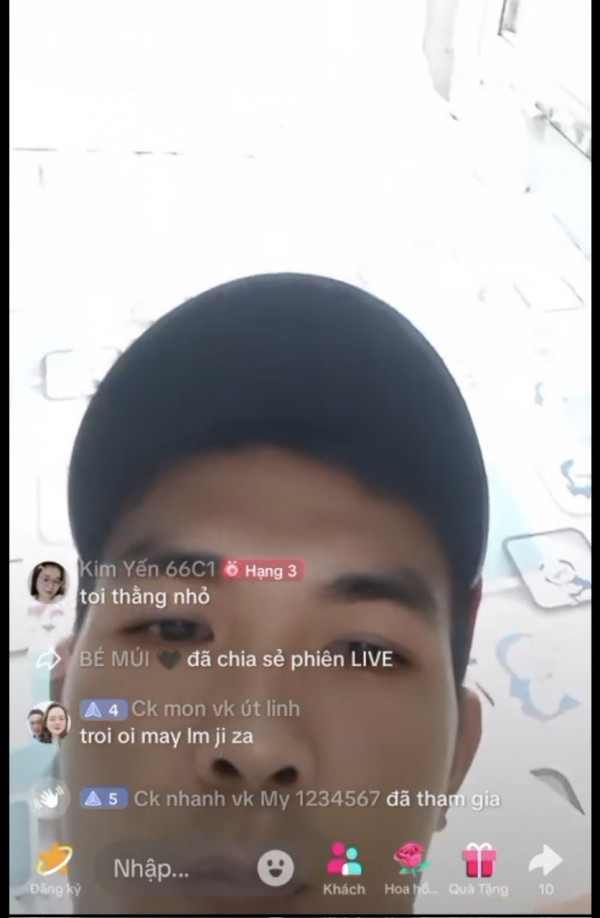 Nam thanh niên livestream đánh phụ nữ ôm con nhỏ ở phường Thủ Dầu Một Nam thanh niên livestream đánh phụ nữ ôm con nhỏ ở phường Thủ Dầu Một