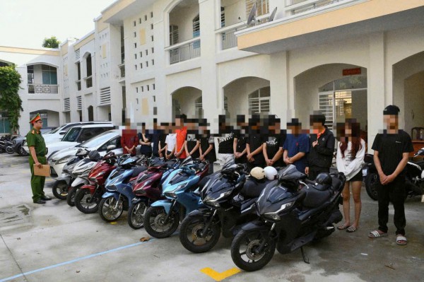 Náo loạn đường phố vì quay clip 'sống ảo' trên TikTok Náo loạn đường phố vì quay clip 'sống ảo' trên TikTok