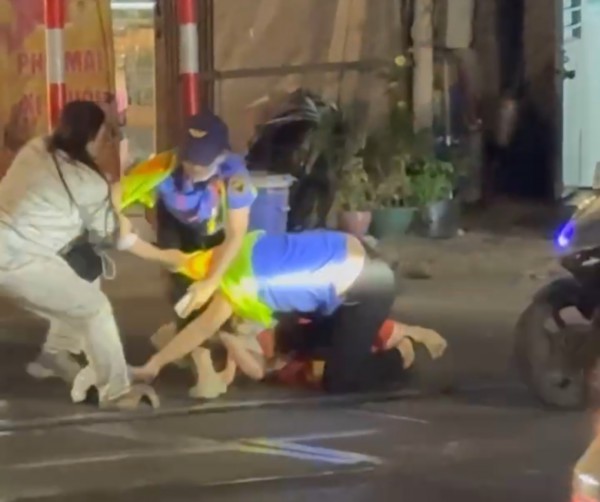 Ngăn người vượt rào chắn đường sắt, bị đánh ngất xỉu: '20 năm làm nghề chưa từng thấy' Ngăn người vượt rào chắn đường sắt, bị đánh ngất xỉu: '20 năm làm nghề chưa từng thấy'