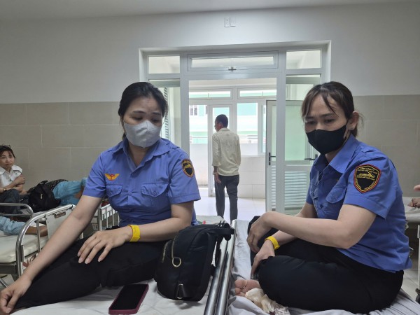 Ngăn người vượt rào chắn đường sắt, bị đánh ngất xỉu: '20 năm làm nghề chưa từng thấy' Ngăn người vượt rào chắn đường sắt, bị đánh ngất xỉu: '20 năm làm nghề chưa từng thấy'