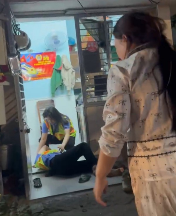 Ngăn người vượt rào chắn đường sắt, bị đánh ngất xỉu: '20 năm làm nghề chưa từng thấy' Ngăn người vượt rào chắn đường sắt, bị đánh ngất xỉu: '20 năm làm nghề chưa từng thấy'