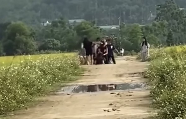 Nghệ An: Nữ sinh lớp 8 bị bạn đánh hội đồng đến trọng thương Nghệ An: Nữ sinh lớp 8 bị bạn đánh hội đồng đến trọng thương