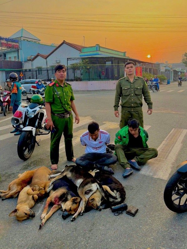 Nghi can trộm chó dùng bình xịt hơi cay chống trả công an ở TP.HCM