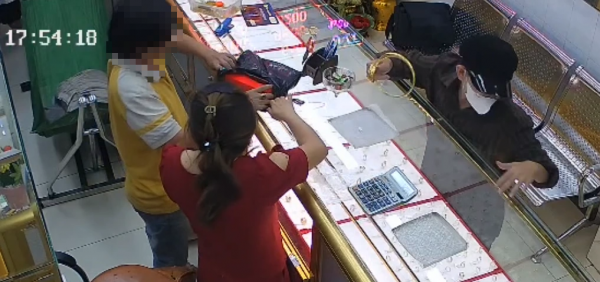 Nghi phạm cướp tiệm vàng, kề dao vào cổ dọa tự sát nếu bị bắt