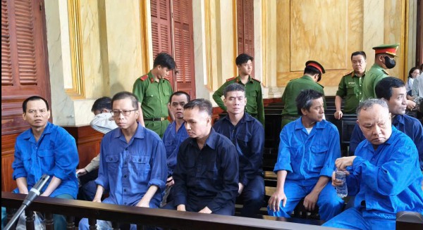 'Ngó lơ' cho 2 công trình sai phạm, 11 bị cáo lãnh án tù 'Ngó lơ' cho 2 công trình sai phạm, 11 bị cáo lãnh án tù