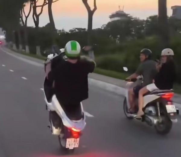 Người nước ngoài bốc đầu xe máy trên cầu Tiên Sơn, CSGT Đà Nẵng vào cuộc