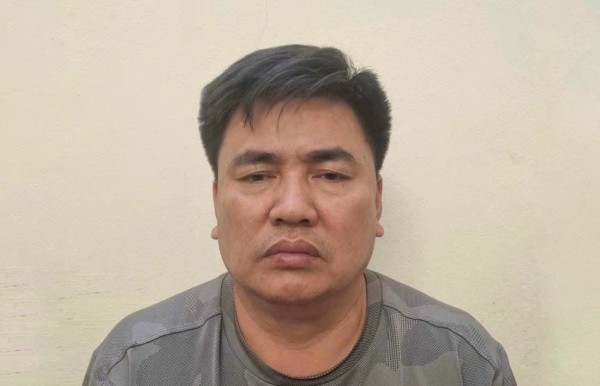 Người vi phạm đẩy đại úy CSGT vào đầu xe tải do không được bỏ qua lỗi Người vi phạm đẩy đại úy CSGT vào đầu xe tải do không được bỏ qua lỗi