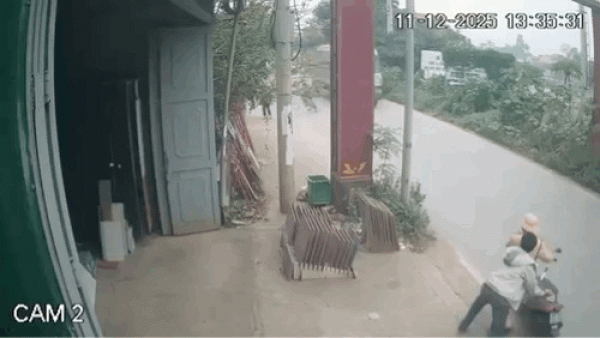 Người vi phạm đẩy đại úy CSGT vào đầu xe tải do không được bỏ qua lỗi Người vi phạm đẩy đại úy CSGT vào đầu xe tải do không được bỏ qua lỗi