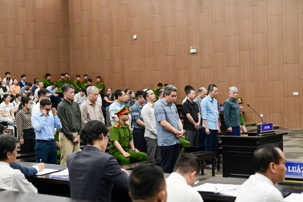 Nhận hối lộ 13,4 tỉ, cựu giám đốc Bộ NN-PTNT bật khóc khi nhắc về mẹ già