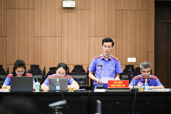 Nhận hối lộ 13,4 tỉ, cựu giám đốc Bộ NN-PTNT bật khóc khi nhắc về mẹ già