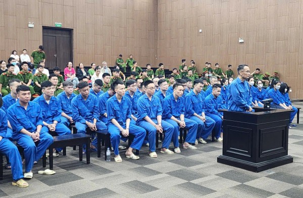 Nhân viên đòi nợ kiểu 'khủng bố điện thoại', giám đốc nói không biết Nhân viên đòi nợ kiểu 'khủng bố điện thoại', giám đốc nói không biết