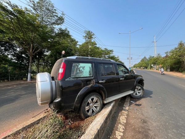 Nhậu say, 2 thanh niên rủ nhau trộm ô tô rồi gây tai nạn liên hoàn Nhậu say, 2 thanh niên rủ nhau trộm ô tô rồi gây tai nạn liên hoàn