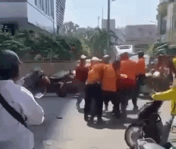 Nhóm shipper hành hung đồng nghiệp giữa giao lộ ở TP.HCM