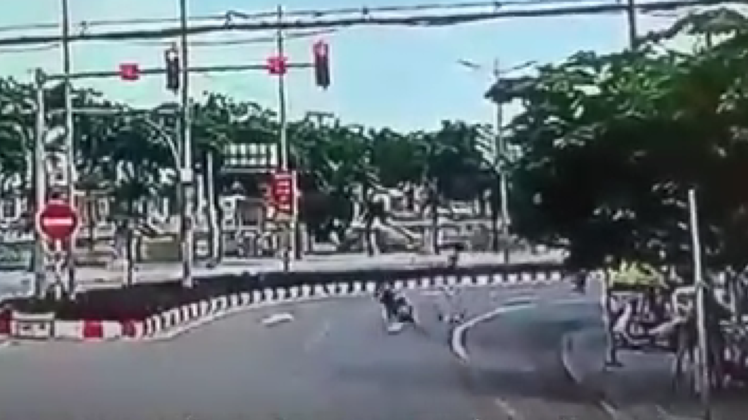 Ninh Bình: Ngăn chặn người chạy xe máy vượt đèn đỏ, một CSGT bị tông gãy chân