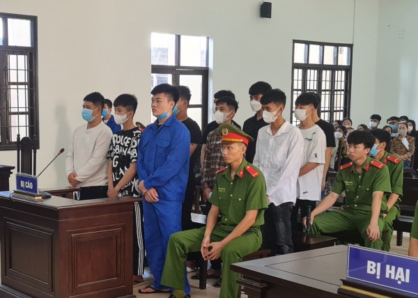 Ninh Thuân: 11 bị cáo lãnh án vì chém người