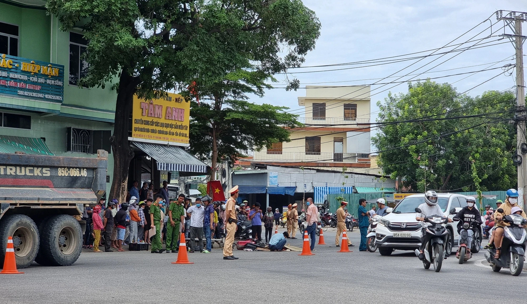 Ninh Thuận: Va chạm xe tải, người phụ nữ đi xe đạp điện tử vong
