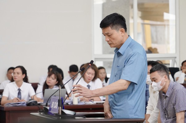 Nói lời sau cùng, cựu Cục trưởng Trần Việt Nga xin tòa giảm án cho chồng Nói lời sau cùng, cựu Cục trưởng Trần Việt Nga xin tòa giảm án cho chồng