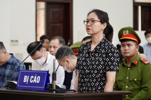 Nói lời sau cùng, cựu Cục trưởng Trần Việt Nga xin tòa giảm án cho chồng Nói lời sau cùng, cựu Cục trưởng Trần Việt Nga xin tòa giảm án cho chồng
