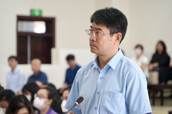 Nói lời sau cùng, cựu Cục trưởng Trần Việt Nga xin tòa giảm án cho chồng Nói lời sau cùng, cựu Cục trưởng Trần Việt Nga xin tòa giảm án cho chồng