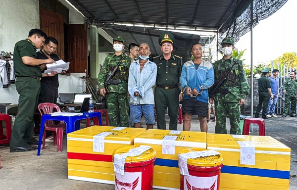 Phá đường dây mua bán vật liệu nổ liên tỉnh, thu giữ hơn 200 kg thuốc nổ Phá đường dây mua bán vật liệu nổ liên tỉnh, thu giữ hơn 200 kg thuốc nổ