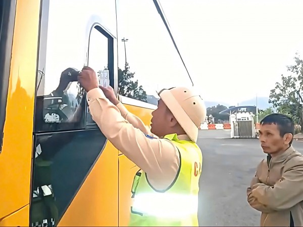 Phạt 81,5 triệu đồng chủ xe và tài xế không bằng lái chở khách trên cao tốc Phạt 81,5 triệu đồng chủ xe và tài xế không bằng lái chở khách trên cao tốc