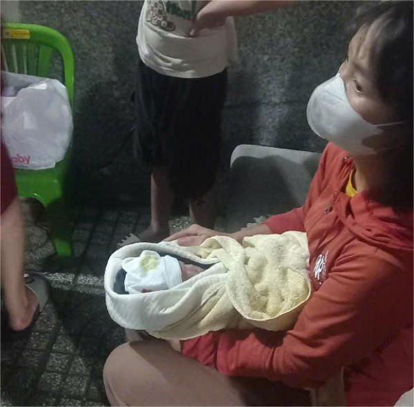 Phát hiện bé trai sơ sinh bị bỏ rơi cạnh thùng rác Phát hiện bé trai sơ sinh bị bỏ rơi cạnh thùng rác