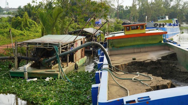 Phát hiện hơn 2.000 mét khối 'cát lậu' đang bơm vào công trình tại Tây Ninh Phát hiện hơn 2.000 mét khối 'cát lậu' đang bơm vào công trình tại Tây Ninh