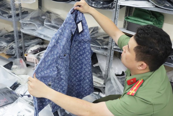 Phát hiện kho nghi hàng giả mạo nhãn hiệu xa xỉ nhập từ chợ Ninh Hiệp